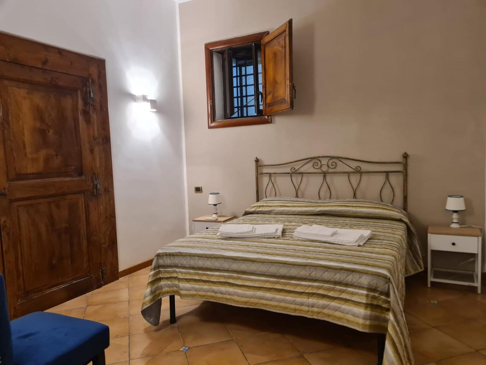 Casa Vetriera A Chiaia * Naples